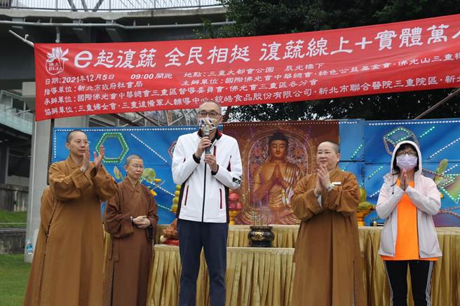新北市副市长谢达表示「e起復蔬、全民相挺」与新北市推动好日子爱心待用餐理念相同，右2为三重禅净中心监寺如宗法师，左1为佛光总会副秘书长觉多法师。（叶书宏摄）