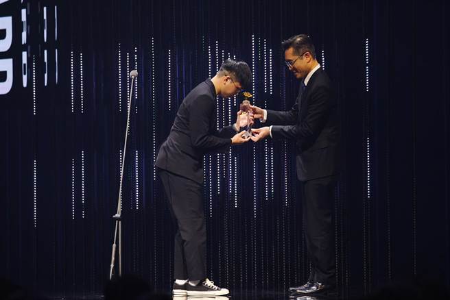 远雄文教公益基金会执行长杨舜钦颁发金点概念设计奖远雄特别奖给「都市雨水膜系统」设计师赖翰宇。（远雄文教公益基金会提供）