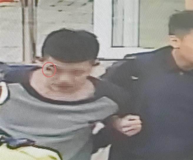 吴姓男子称遭警方在拘留所殴打成伤，桃警公布监视器画面证明他是和友人斗殴，进入派出所前即脸上带伤。(翻摄照片／蔡依珍桃园传真)