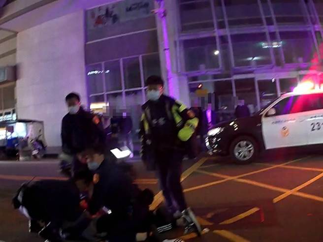吴姓男子称遭警方在拘留所殴打成伤，桃警公布监视器画面证明他是和友人斗殴，进入派出所前即脸上带伤。(翻摄照片／蔡依珍桃园传真)