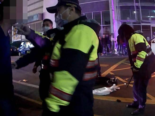 警方出动快打部队制止。(翻摄照片／蔡依珍桃园传真)