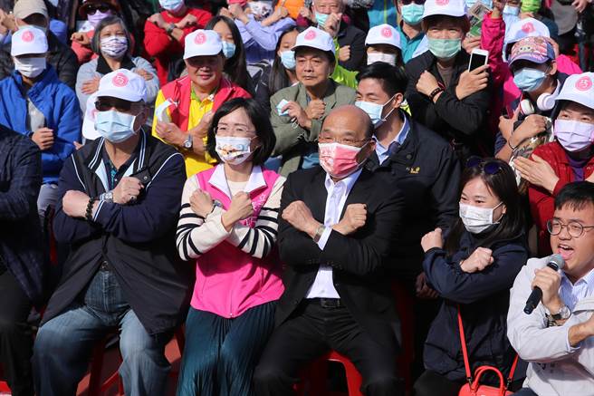 行政院長蘇貞昌（前排中）5日赴新北市鶯歌區，出席民進黨立委蘇巧慧（前排左二）舉辦的公投說明會，和台下民眾一同比出雙手交叉手勢，訴求公投案「4個不同意」主張。（黃世麒攝）