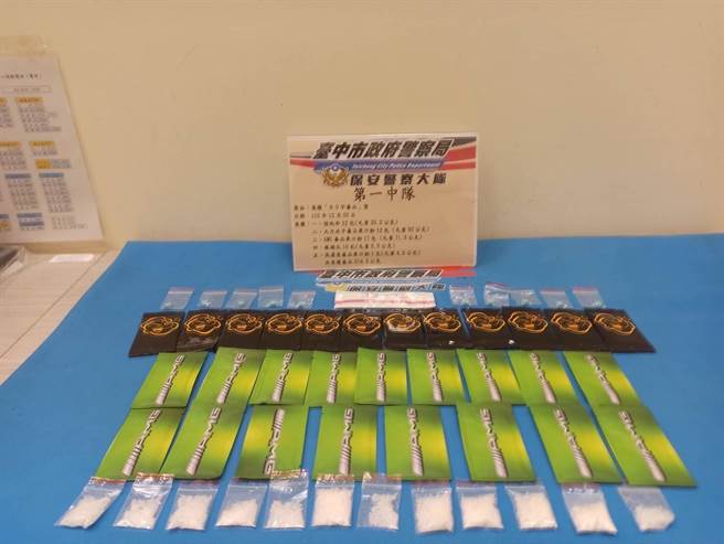 警方指出，王姓男子车内的毒品琳琅满目，其中还有高浓度包装毒品果汁粉。（台中市警察局提供／张妍溱台中传真）