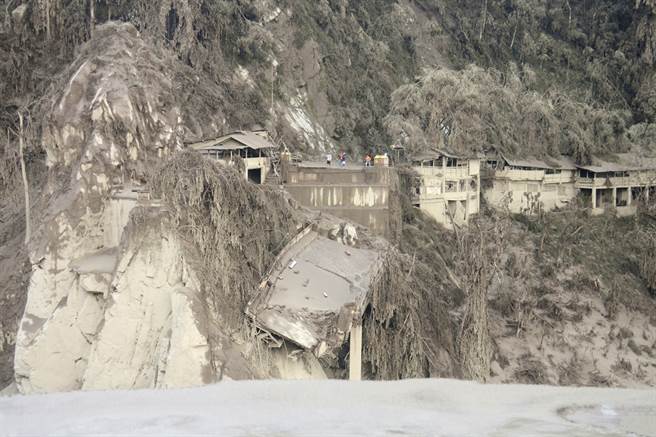 印尼东爪哇省塞梅鲁（Semeru）火山喷发造成桥梁断裂。（图／美联社）