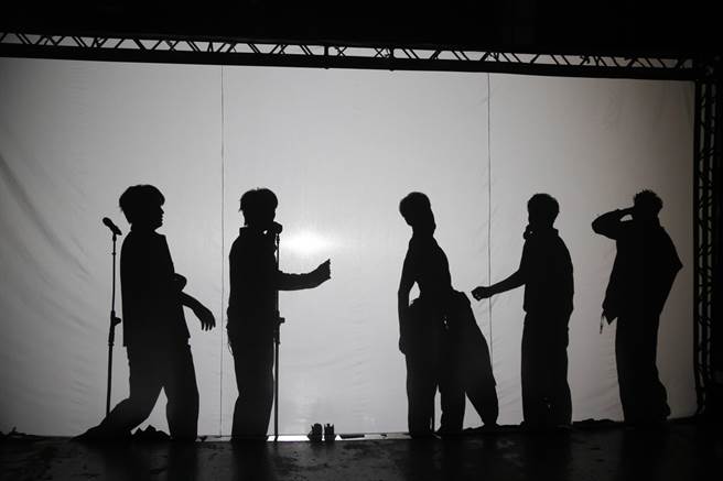 五坚情上演剪影更衣秀，展现好身材。（滚石唱片提供）