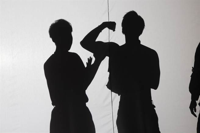 五坚情上演剪影更衣秀，展现好身材。（滚石唱片提供）