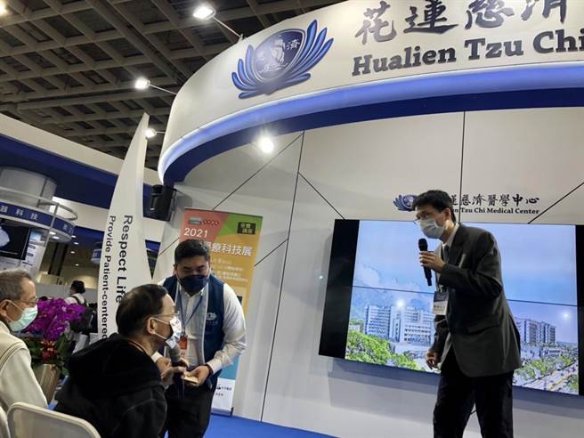 花蓮慈濟醫院影像醫學部主任高鴻文5日在「2021台灣醫療科技展」花蓮慈院攤位，於專家講座分享「微創介入性腦中風治療」。（楊亞璇攝）
