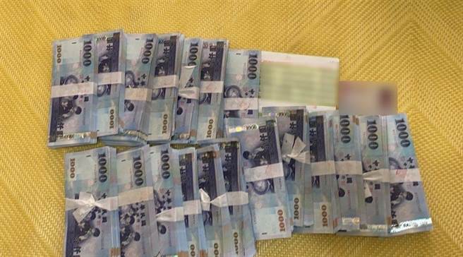 新北市新莊警分局逮捕詐騙集團車手徐姓男子。（新莊警分局提供）