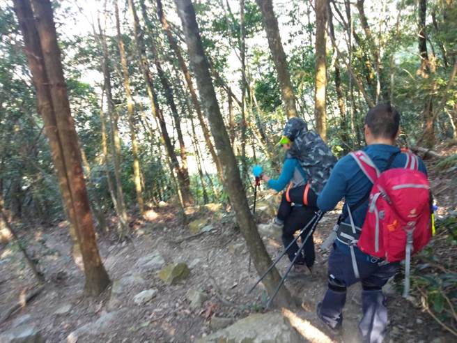 52岁女子攀登台中和平区唐麻丹山攻顶后，下山不慎跌倒脚踝骨折，消防人员驰援。（台中市消防局提供）