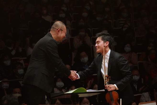 小提琴家曾宇谦本周末一连两天在国家音乐厅，演奏双协奏曲，指挥由简文彬担任，乐团为台北市立交响乐团，昨晚演出后观眾掌声不断，曾宇谦在演出两首协奏曲之后又以安可曲答谢乐迷，并感性表示感谢观眾一路上的陪伴与支持。（牛耳艺术提供）