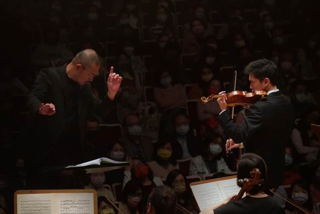小提琴家曾宇谦本周末一连两天在国家音乐厅，演奏双协奏曲，指挥由简文彬担任，乐团为台北市立交响乐团，昨晚演出后观眾掌声不断，曾宇谦在演出两首协奏曲之后又以安可曲答谢乐迷，并感性表示感谢观眾一路上的陪伴与支持。（牛耳艺术提供）