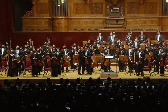 小提琴家曾宇谦本周末一连两天在国家音乐厅，演奏双协奏曲，指挥由简文彬担任，乐团为台北市立交响乐团。（牛耳艺术提供）