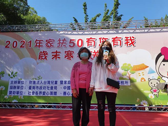 自立青年蔡甄芳(右)与妈妈一起出席家扶岁末寒冬送暖活动，与家人商量共捐出150床棉被及30大箱卫生纸。(北台南家扶提供／刘秀芬台南传真)