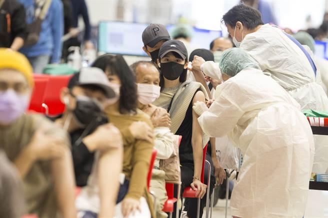 台北市長柯文哲今天表示，醫事人員若未打第三劑疫苗而被感染新冠肺炎，依傳染病防治法開罰新台幣一千五百元。圖為醫護人員為民眾施打疫苗。（資料照／杜宜諳攝）