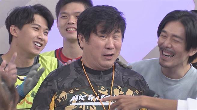 胡瓜接连被暗算。（民视提供）