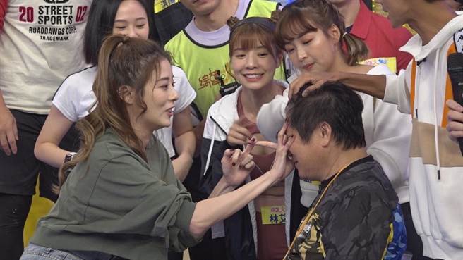 胡瓜被弹额头。（民视提供）