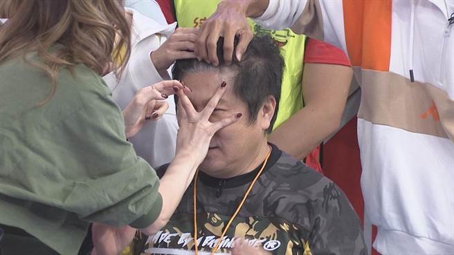 胡瓜被弹额头。（民视提供）