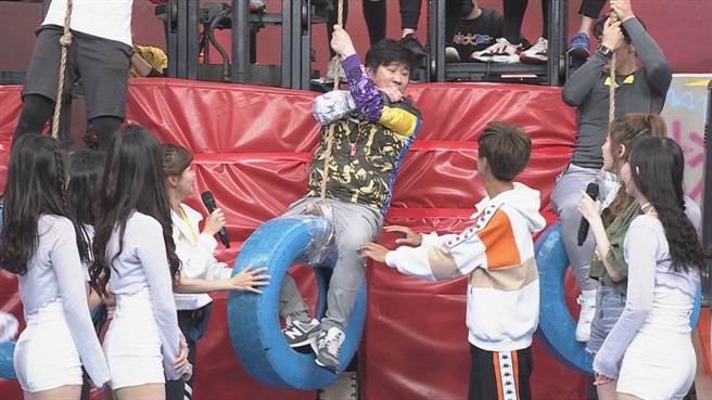 胡瓜跨坐轮胎却被整了。（民视提供）