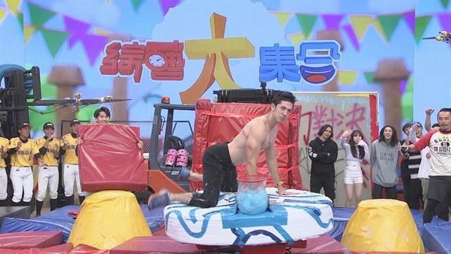 舞阳秀出狗公腰。（民视提供）