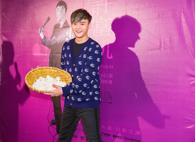 许富凯4日首度登上台北小巨蛋开唱，圆满落幕，在庆功宴上，开心用竹篓摇起汤圆。（罗永铭摄）
