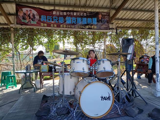 中澳混血儿爵士鼓小鼓手江辰琳在中社花市演出，吸引游客驻足欣赏。（陈淑娥摄）