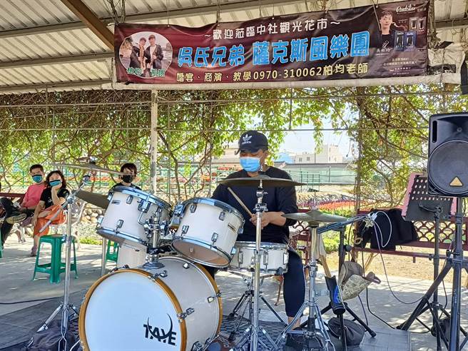 爵士鼓鼓手陈骏在中社花市演出，吸引游客驻足欣赏。（陈淑娥摄）