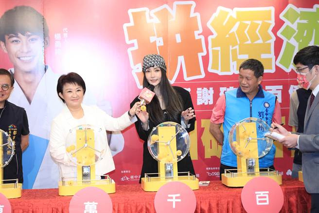 被抽中的兩名百萬幸運兒，分別是一名懷孕準媽媽與一名明天要入新厝的幸運兒，直呼三次「夭壽啊！MY GOD！」（盧金足攝）