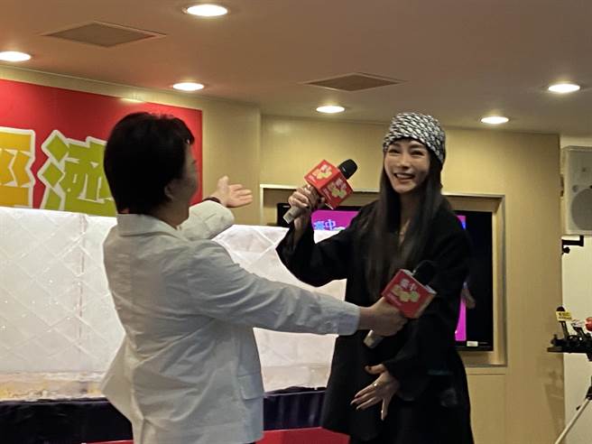 台中市長盧秀燕為感謝全國民眾的支持，宣布拚經濟再加碼抽大獎，5日下午與代言人之一的姊姊謝金燕「雙燕」合體現身，一同敲出200億冰磚，共同抽出兩名各100萬元的突破標竿現金獎得主。（盧金足攝）