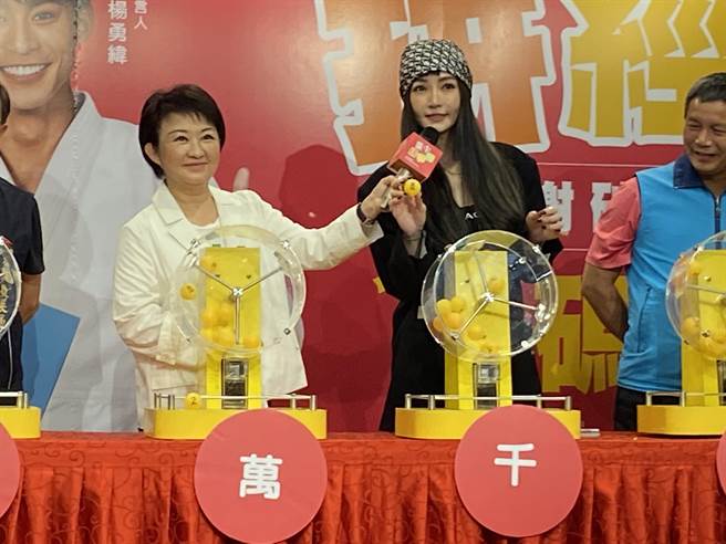 謝金燕與謝金燕雙燕合體好手氣，謝金燕連續抽出兩個號碼都是8。（盧金足攝）