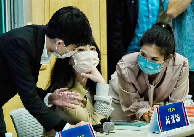 黑潮城市發展協會5日舉辦「轉大人公投節」，立委高嘉瑜受邀出席就「公投綁大選：民主神話或倒退」為題演講，高嘉瑜（中）會議前與市議員苗博雅（左）、林亮君（右）等人交換意見。（陳信翰攝）