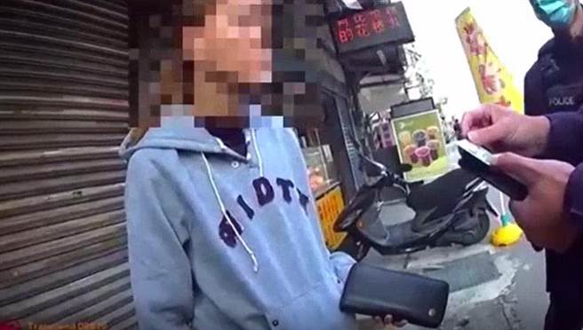 37岁陈姓女子在脸书发文称「出门碰到87」，抱怨遭警不当拦查、浪费时间，桃警还原事发过程。（图／翻摄自影片）
