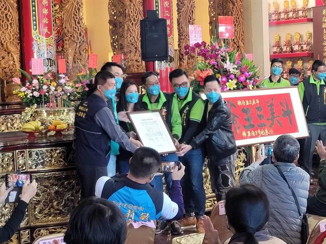 梧栖区斗美三王府5日发表庙宇主题歌曲《斗美三王爷》。（陈淑娥摄）