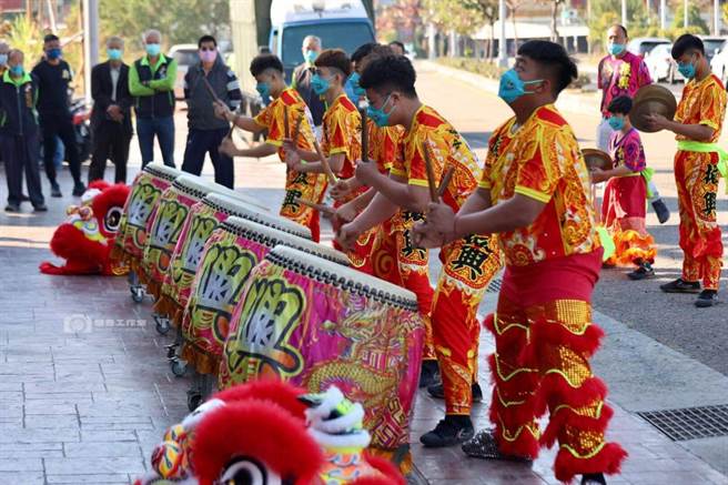 梧栖区斗美三王府5日发表庙宇主题歌曲《斗美三王爷》，现场相当热闹。（陈淑娥摄）