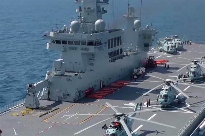 浙江省舟山市地方政府最近张贴在微博的照片显示，中方第2艘075型两栖攻击舰出现在东部战区的海军基地。（微博）