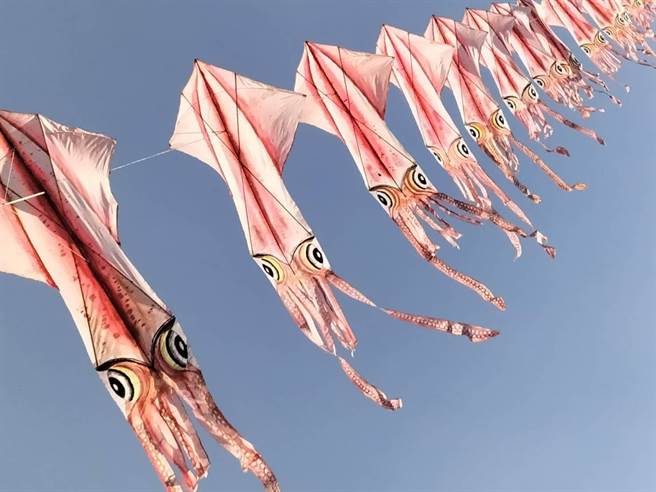 「鱿鱼游戏」正夯，天空中成串鱿鱼风筝成为亮点。（谢琼云摄）