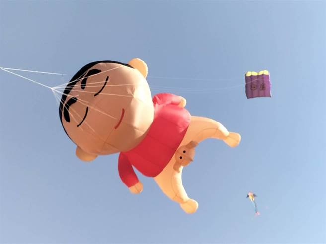 全台首次曝光的5米高蜡笔小新软体风筝升空，令全场参与活动的民眾和亲子会心莞尔。（谢琼云摄）