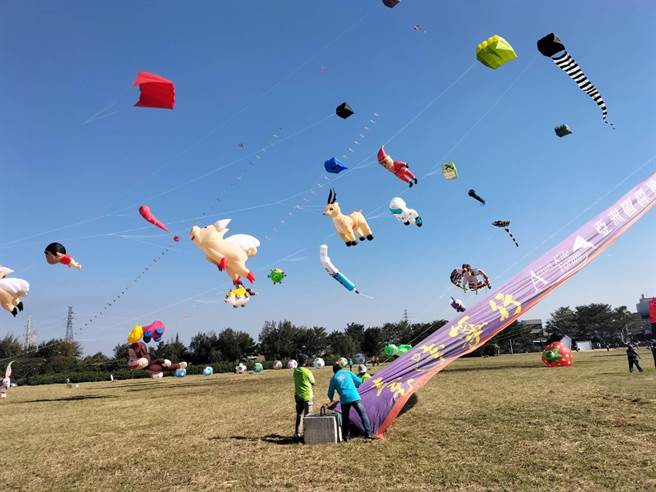 2021二林和你一起放风吹活动，5日在二林儒林公园、二林高中代管空地登场，吸引眾多大朋友小朋友到场参与。（谢琼云摄）