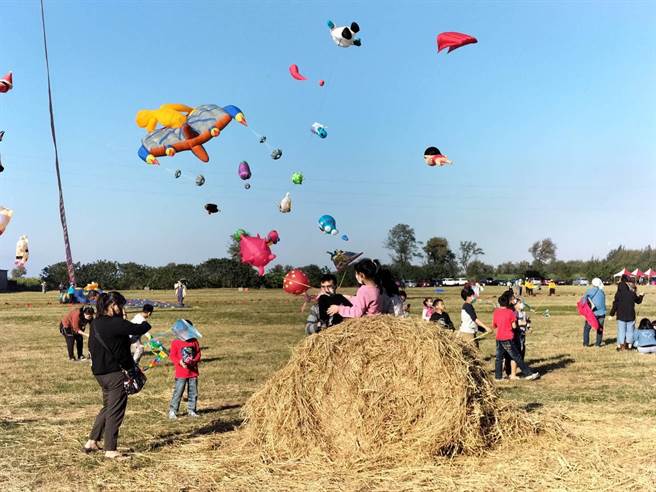 2021二林和你一起放风吹活动，5日在二林儒林公园、二林高中代管空地登场，吸引眾多大朋友小朋友到场参与。（谢琼云摄）