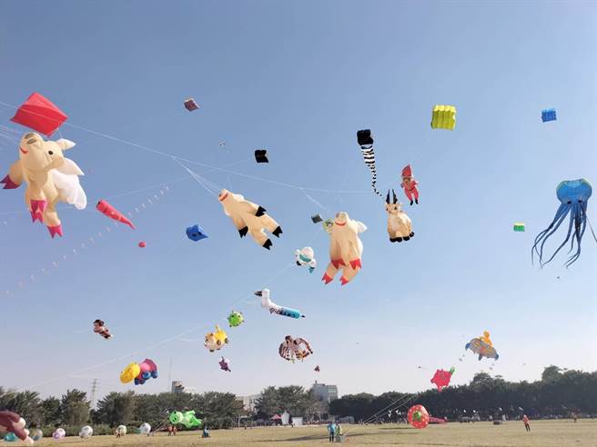 超多大型巨型风筝陆续升空，让今天二林的天空宛如欢乐派对，缤纷绚丽。（谢琼云摄）