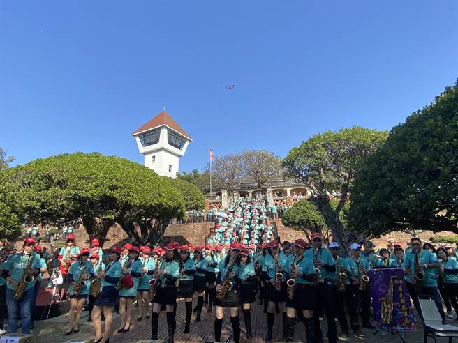 近700支蕯克斯風齊聚安平古堡合奏。（曹婷婷攝）