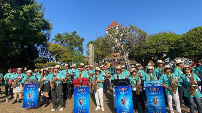 近700支蕯克斯風齊聚安平古堡合奏。（曹婷婷攝）