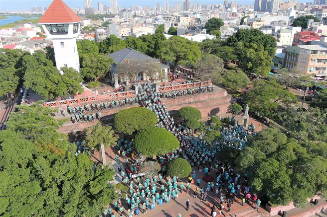 近700支蕯克斯風齊聚安平古堡合奏。（台南市文化局提供／曹婷婷台南傳真）