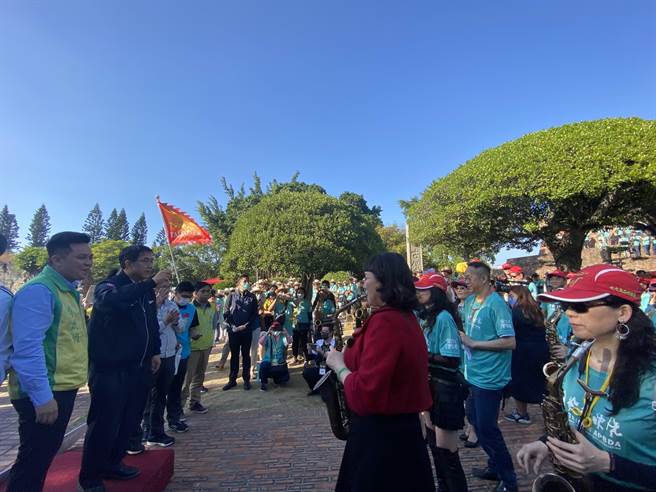 台南市長黃偉哲（左二）指揮近700位蕯克斯風樂手合奏《安平追想曲》。（曹婷婷攝）