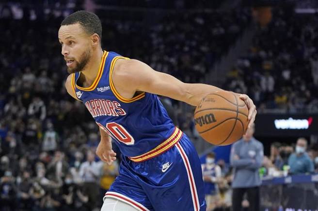 勇士队控卫柯瑞持球进攻。（美联社）