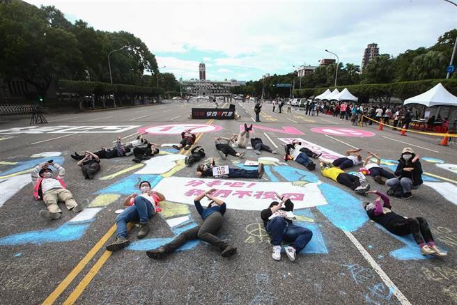 中央选举委员会将于12月18日举行四大公投投票，其中包含第17案重启核四公投。多名来自各年龄层与职业的民眾，4日从贡寮核四电厂起步行约70公里，5日抵达凯达格兰大道，抵达后有许多民眾前往支持，期盼透过长距离徒步行动，将贡寮在地居民的声音传至台北政经中心，呼吁全民投下对重启核四的不同意票。（邓博仁摄）
