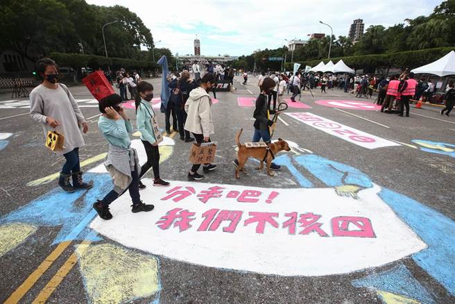 中央选举委员会将于12月18日举行四大公投投票，其中包含第17案重启核四公投。多名来自各年龄层与职业的民眾，4日从贡寮核四电厂起步行约70公里，5日抵达凯达格兰大道，抵达后有许多民眾前往支持，期盼透过长距离徒步行动，将贡寮在地居民的声音传至台北政经中心，呼吁全民投下对重启核四的不同意票。（邓博仁摄）
