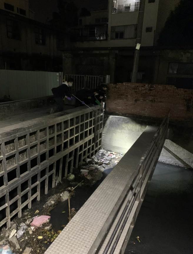 员警漏夜在水沟中捞出大麻活株。（警方提供／吕筱蝉桃园传真）