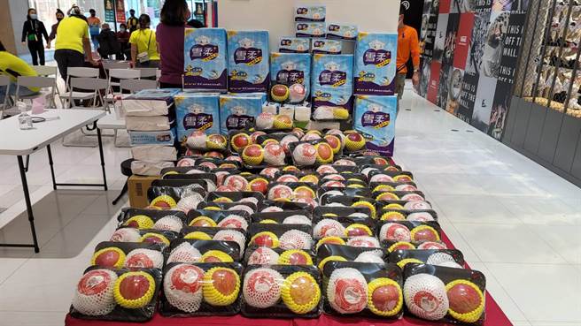 变种病毒Omicron来势汹汹，花莲县政府今下午3点至7点在远百花莲店设快打站，提供莫德纳疫苗及流感疫苗随到随打服务，并加送高级水果及一包卫生纸。（民眾提供／罗亦晽花莲传真）