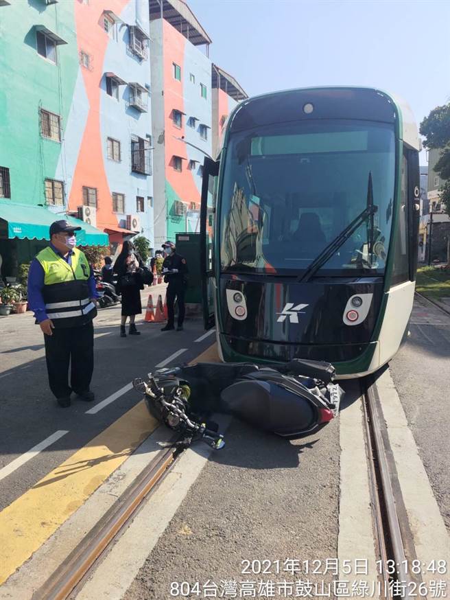 今天下午轻轨列车于绿川街口遭机车擦撞，列车紧急停驶，车上乘客受到惊吓。（高雄捷运公司提供／林雅惠传真）