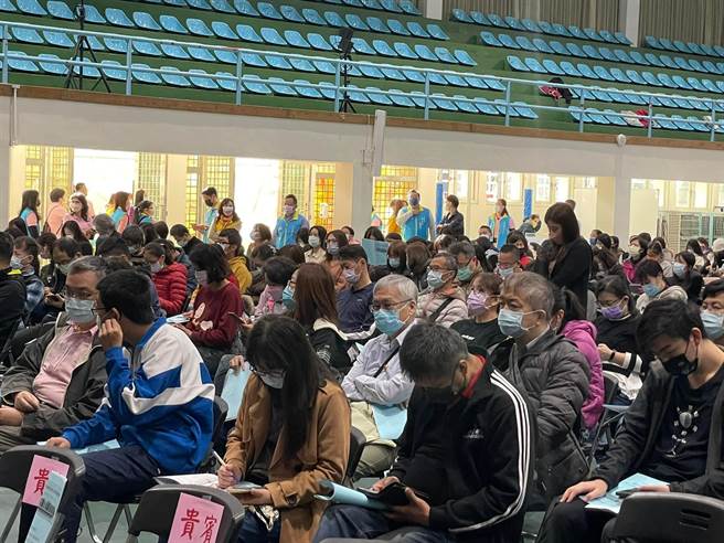 不少家长与学生对于考招新制忧心忡忡，深怕孩子的未来因制度而牺牲。（吕筱蝉摄）